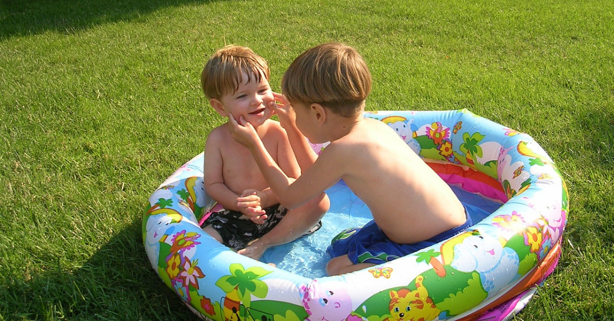 Dečaci se igraju u bazenu